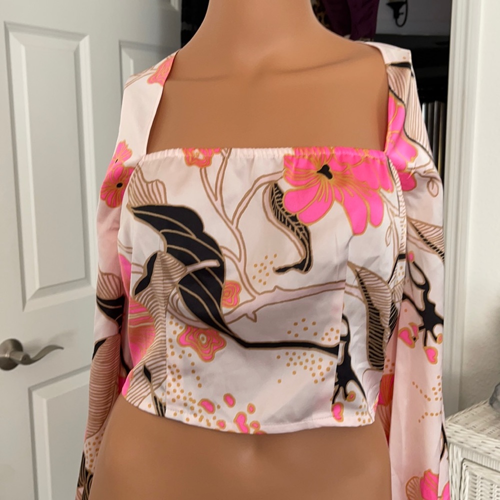 EXPRESS long sleeve crop top. NWT. Size S. Silky, bright vivid pink, black, tan.